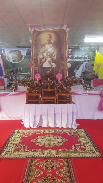ร่วมพิธีวางพวงมาลาและถวายบังคม และพิธีจุดเทียนเพื่อน้อมรำลึกในพระมหากรุณาธิคุณเนื่องในวันคล้ายวันสวรรคตพระบามสมเด็จ